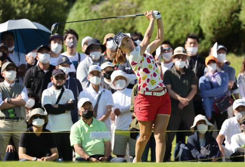 10番、ティーショットを放つ上田（撮影・上田博志）