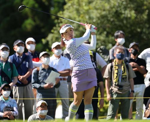 10番、ティーショットを放つ有村（撮影・上田博志）