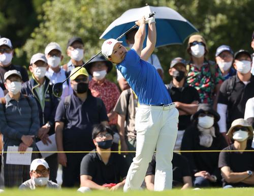 10番、ティーショットを放つ橋本（撮影・上田博志）