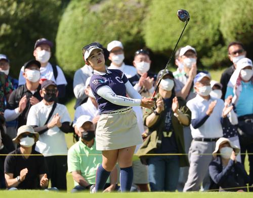 10番、ティーショットを放つ山下（撮影・上田博志）