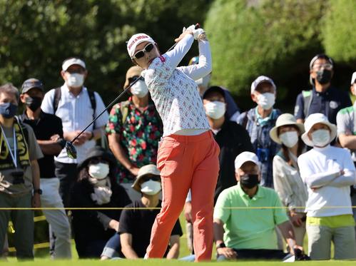 10番、ティーショットを放つ藤田（撮影・上田博志）