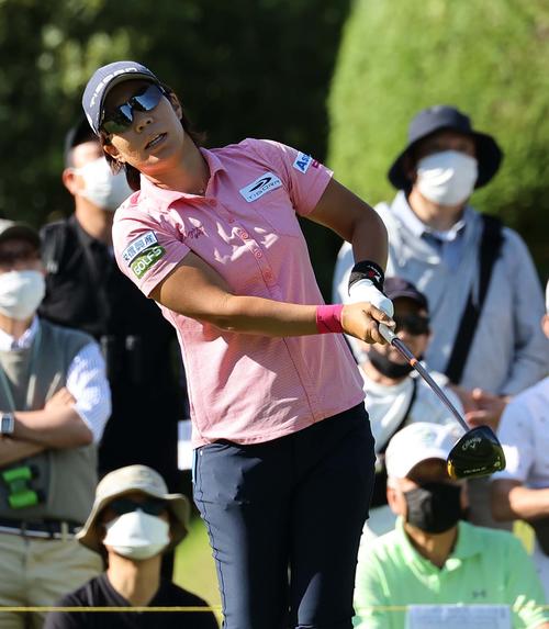 10番、ティーショットを放つ穴井（撮影・上田博志）