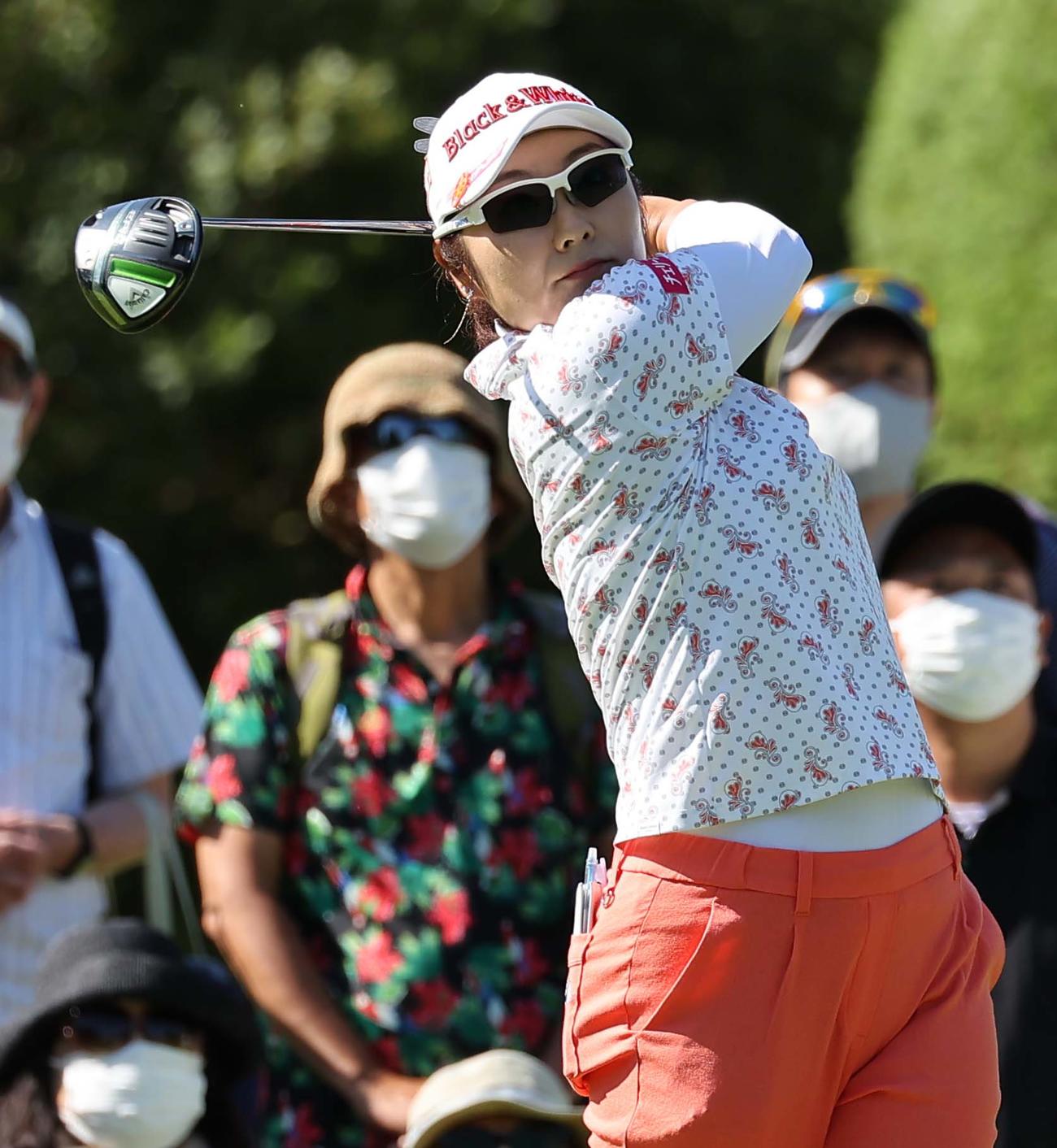 10番、ティーショットを放つ藤田（撮影・上田博志）