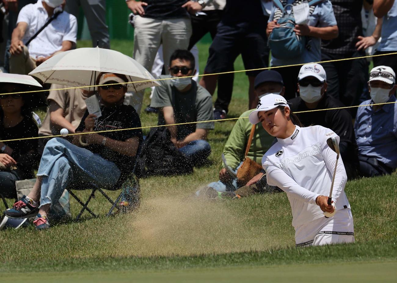 9番、バンカーショットを放つ稲見（撮影・上田博志）