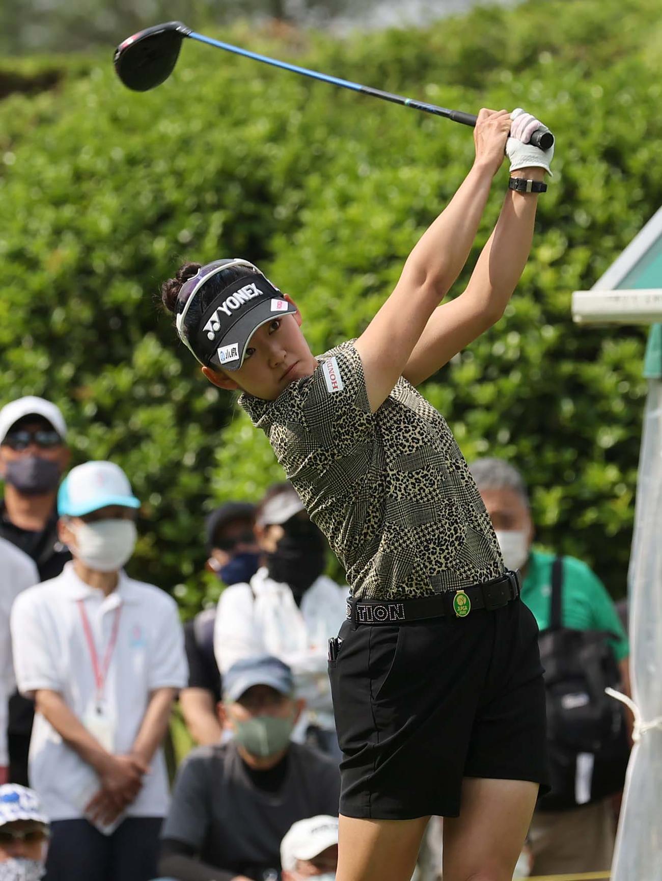 10番、ティーショットを放つ岩井千怜（撮影・上田博志）