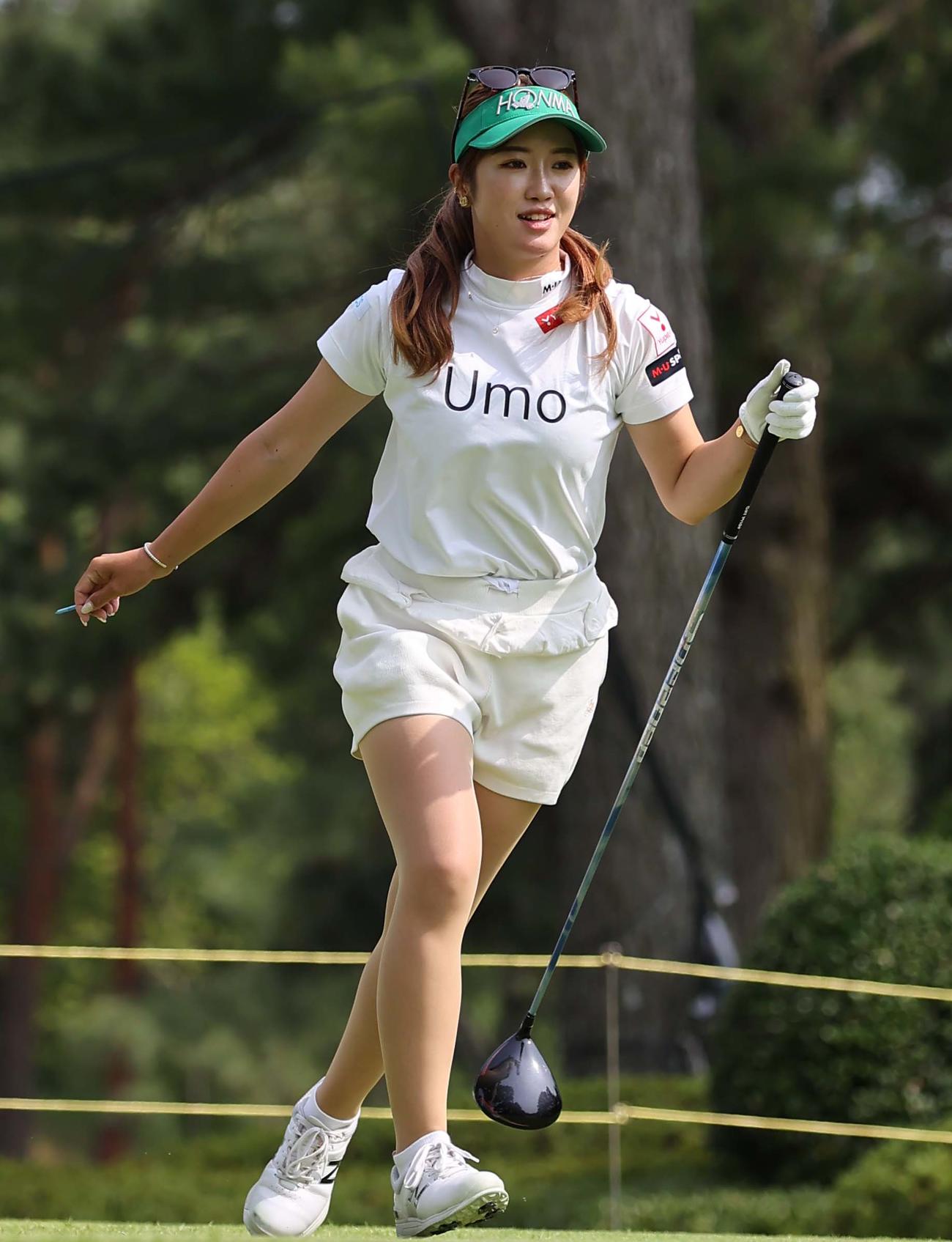 1番、ティーショットを放ち第2打地点へダッシュする林菜乃子（撮影・上田博志）