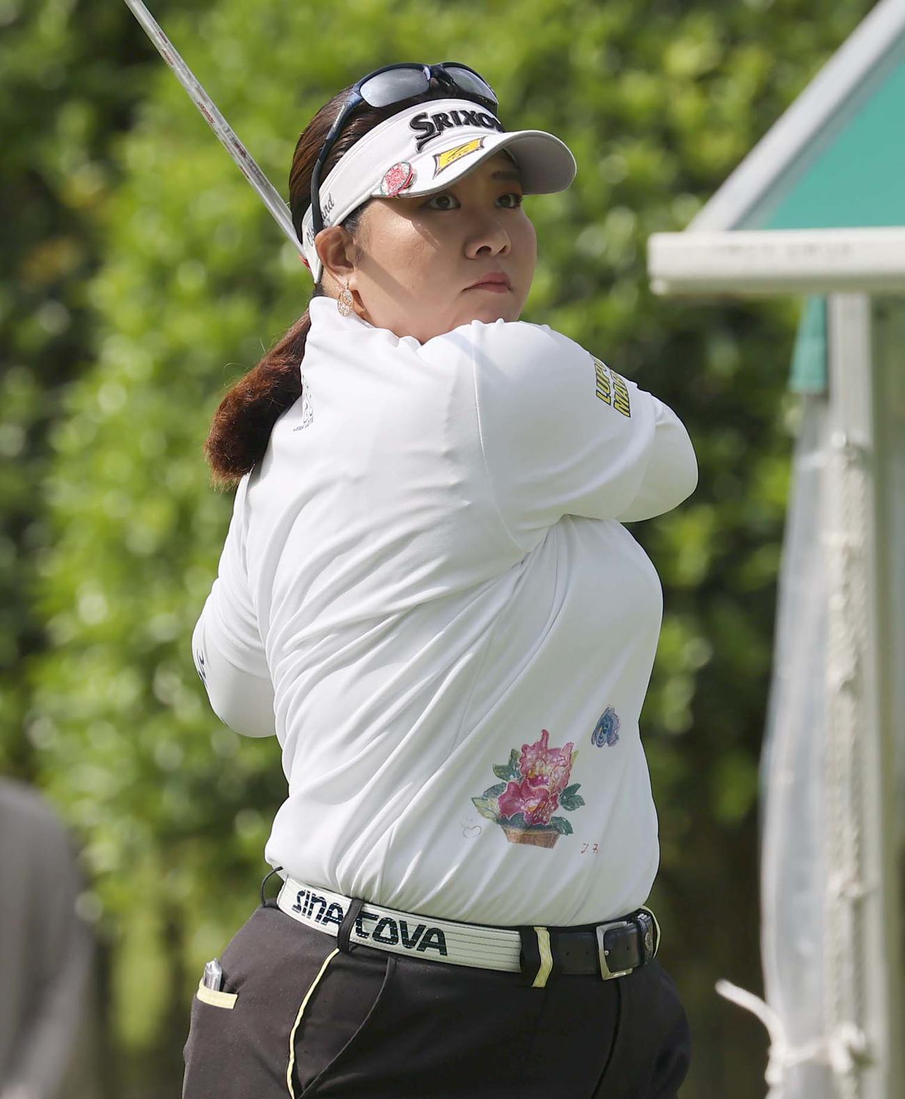 10番、ティーショットを放つ酒井美紀（撮影・上田博志）
