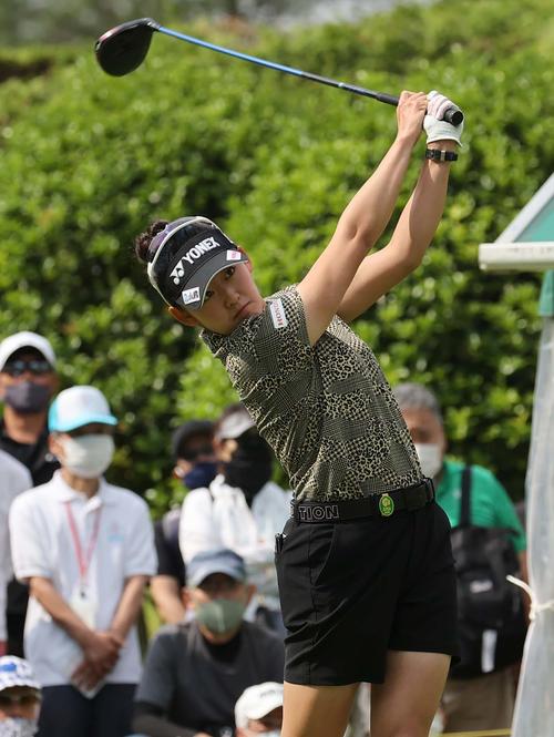 10番、ティーショットを放つ岩井千怜（撮影・上田博志）