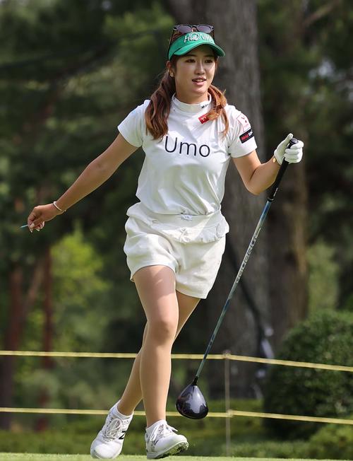 1番、ティーショットを放ち第2打地点へダッシュする林菜乃子（撮影・上田博志）