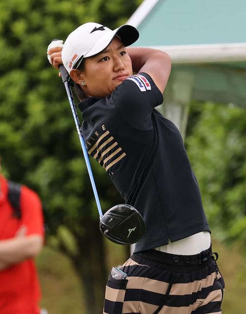 10番、ティーショットを放つ野沢真央（撮影・上田博志）