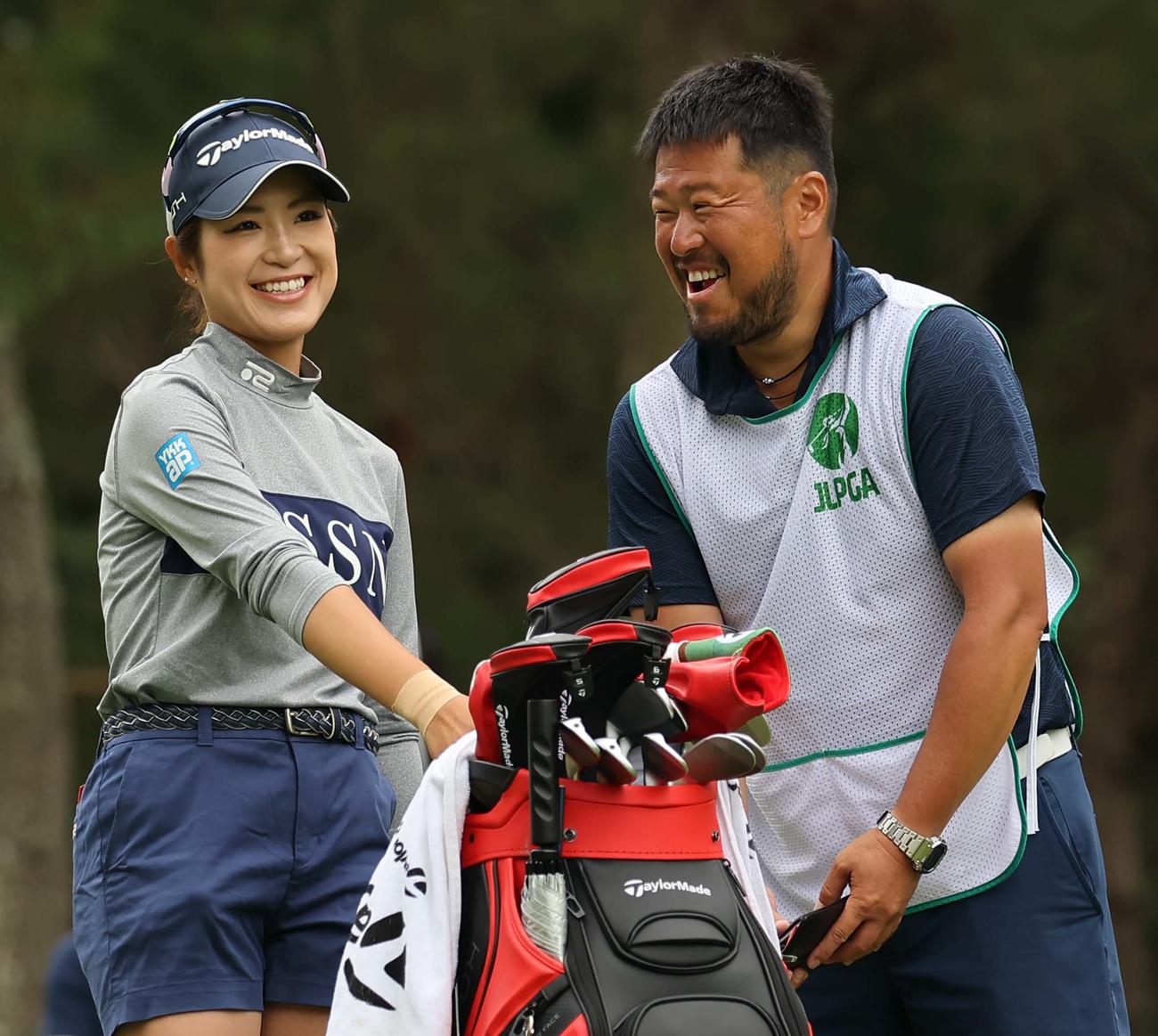 2番、大西（左）はティーグラウンドで笑顔を見せる（撮影・上田博志）