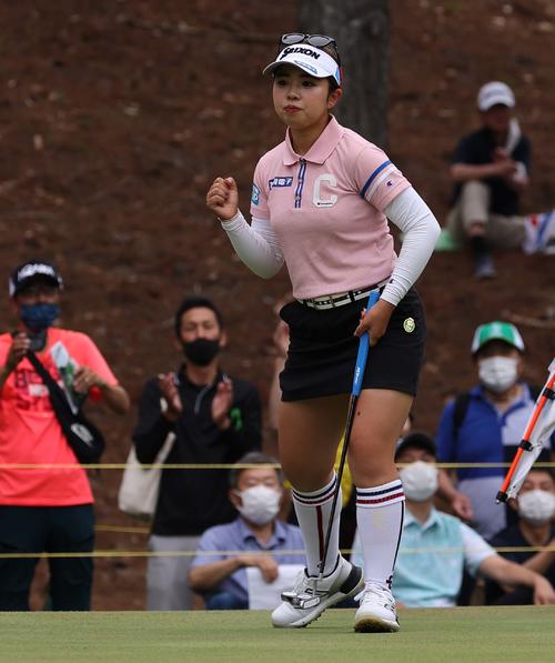 1番、バーディーパットを決めガッツポーズする山下（撮影・上田博志）