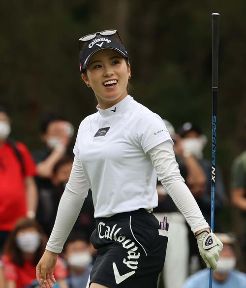 2番、ティーショットを放ち笑顔を見せる西村（撮影・上田博志）