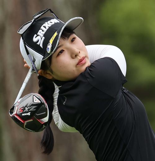 2番、ティーショットを放つ尾関（撮影・上田博志）