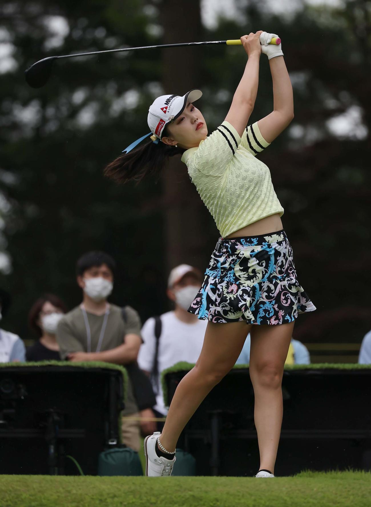 5番、ティーショットを放つセキ・ユウティン（撮影・上田博志）
