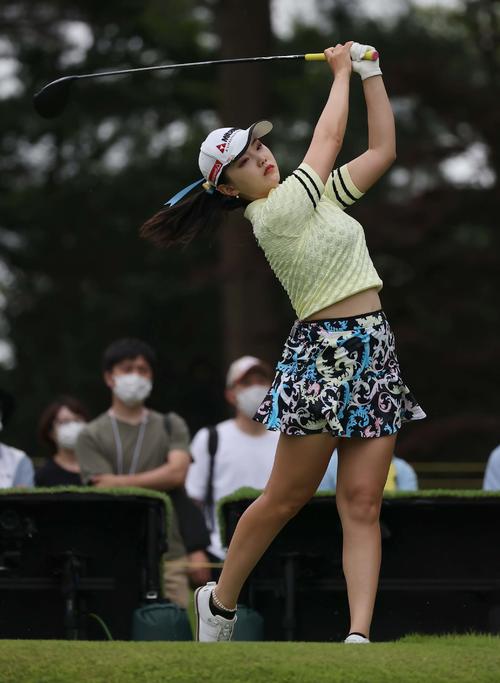 5番、ティーショットを放つセキ・ユウティン（撮影・上田博志）