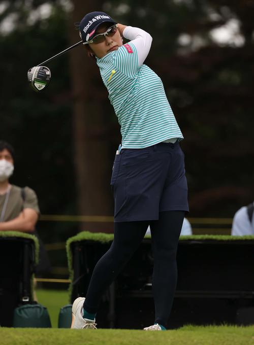 5番、ティーショットを放つ藤田（撮影・上田博志）