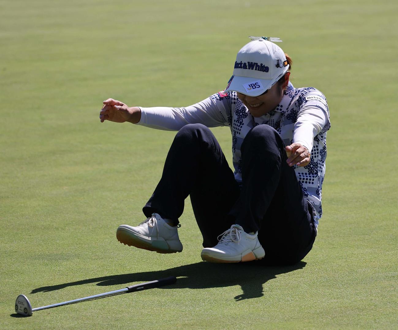 18番、優勝を逃した藤田はグリーン上にひっくり返る（撮影・上田博志）