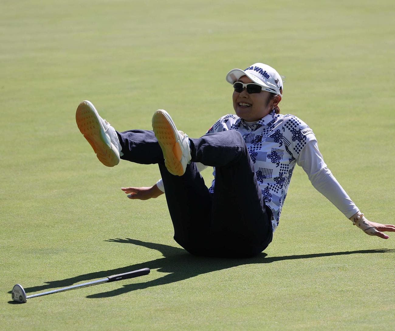 18番、優勝を逃した藤田はグリーン上にひっくり返る（撮影・上田博志）