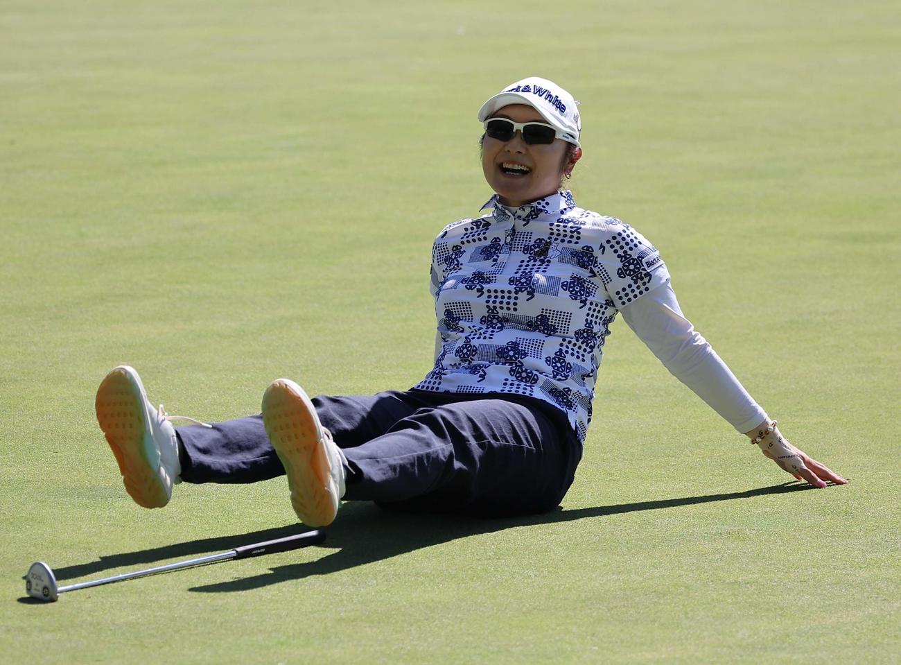 18番、優勝を逃した藤田はグリーン上にひっくり返る（撮影・上田博志）