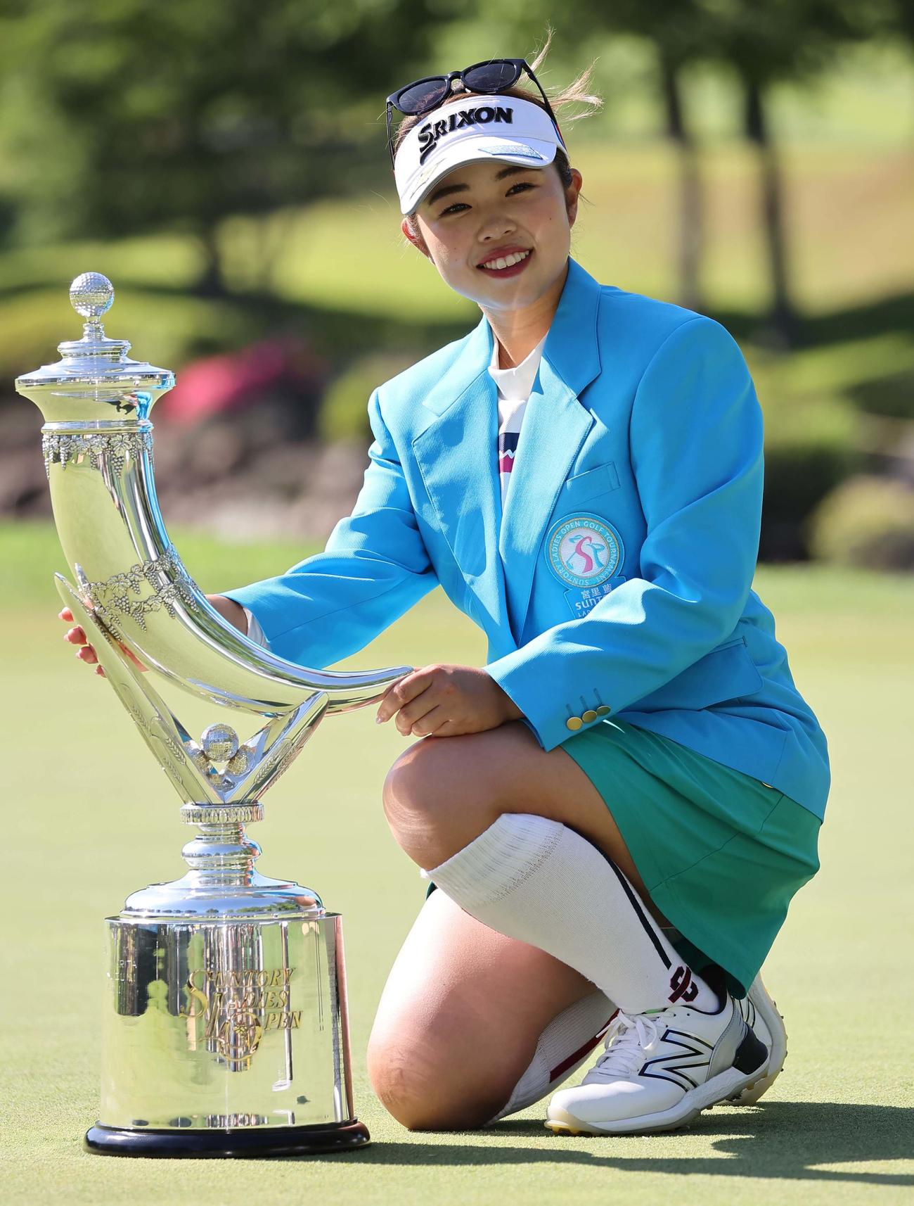 優勝トロフィーを手に笑顔を見せる山下（撮影・上田博志）