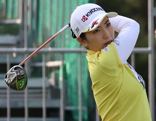 1番、ティーショットを放つ笠（撮影・上田博志）