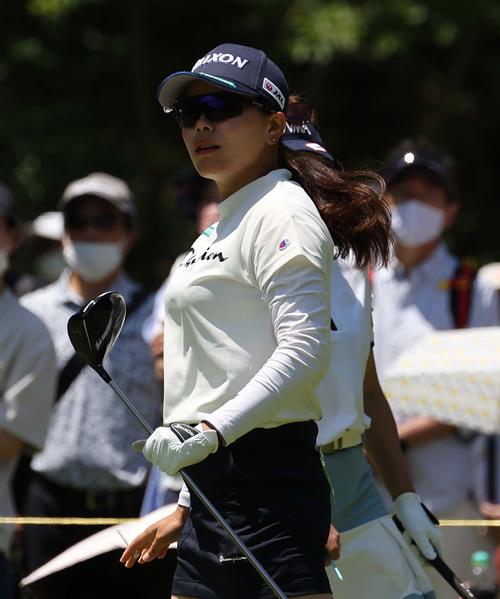 9番、ティーショットを放つ勝みなみ（撮影・上田博志）
