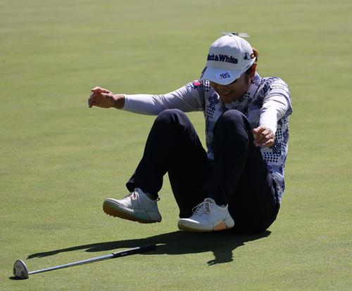 18番、優勝を逃した藤田はグリーン上にひっくり返る（撮影・上田博志）
