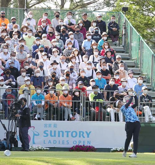 1番、ティーショットを放つ青木（撮影・上田博志）