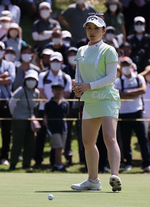 西村はバーディーパットが惜しくも入らずパーとなる（撮影・上田博志）