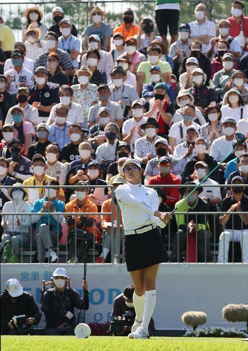 1番、ティーショットを放ちギャラリーの拍手を受ける原（撮影・上田博志）