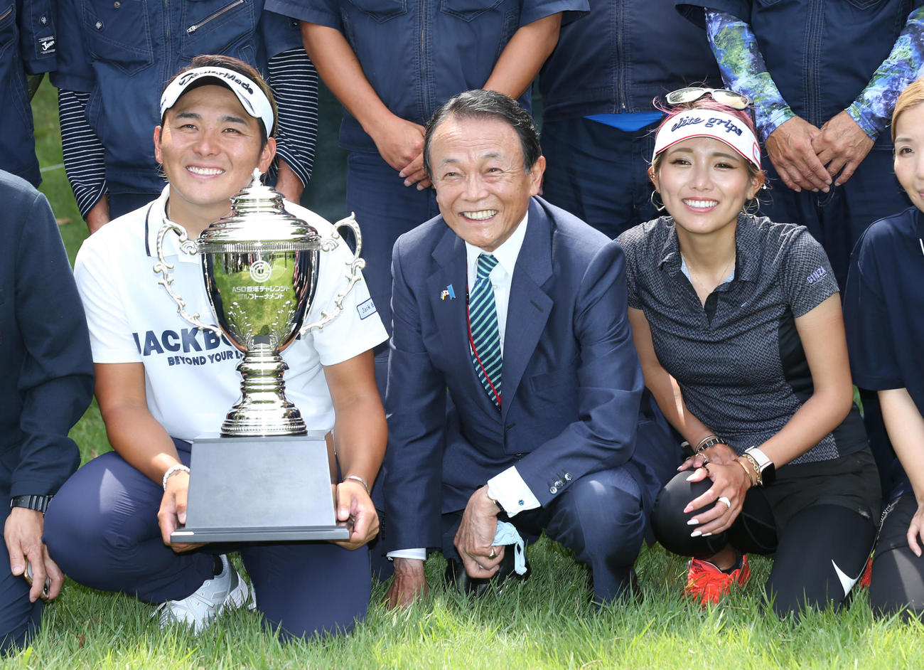 麻生太郎副総裁（中央）と記念撮影をする池村（撮影・屋方直哉）