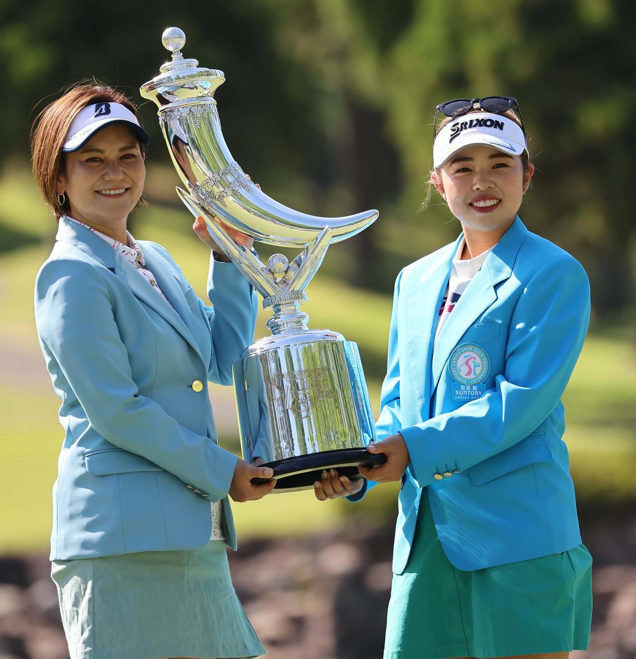 宮里アンバサダー（左）と優勝トロフィーを掲げ笑顔を見せる山下（撮影・上田博志）