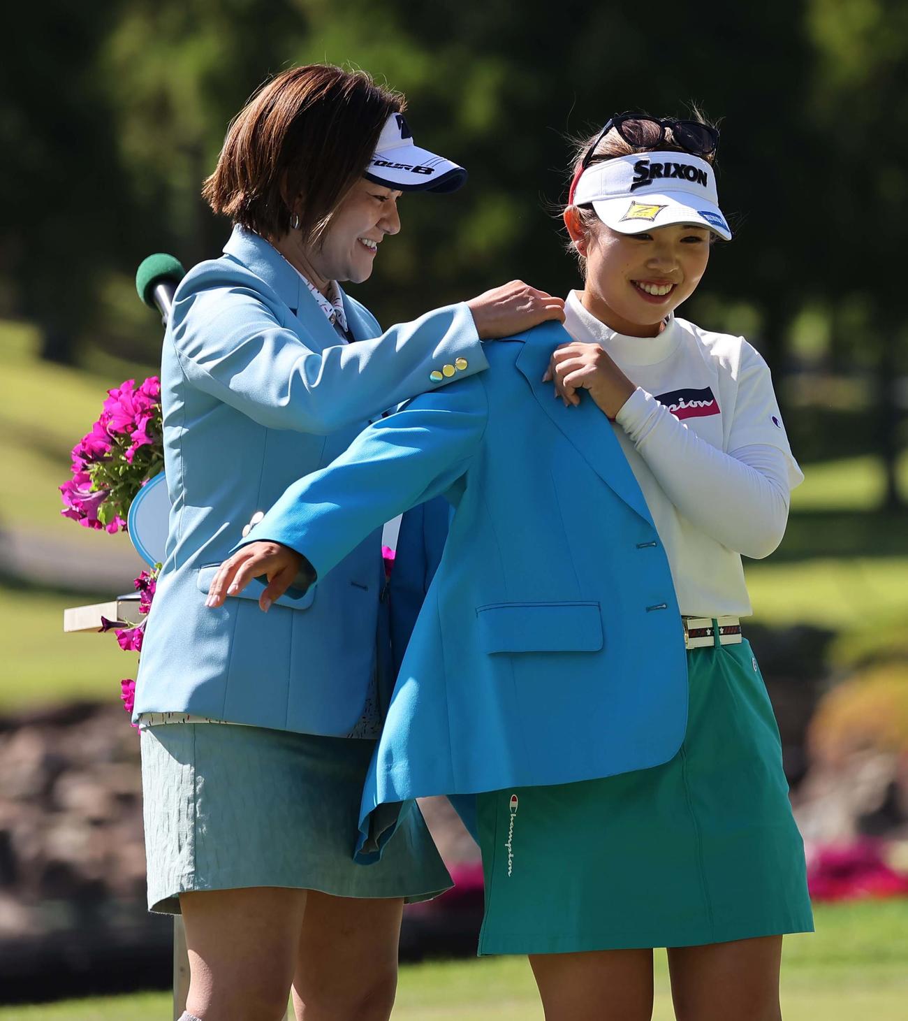 宮里アンバサダー（左）から優勝ブレザーを着させてもらう山下（撮影・上田博志）