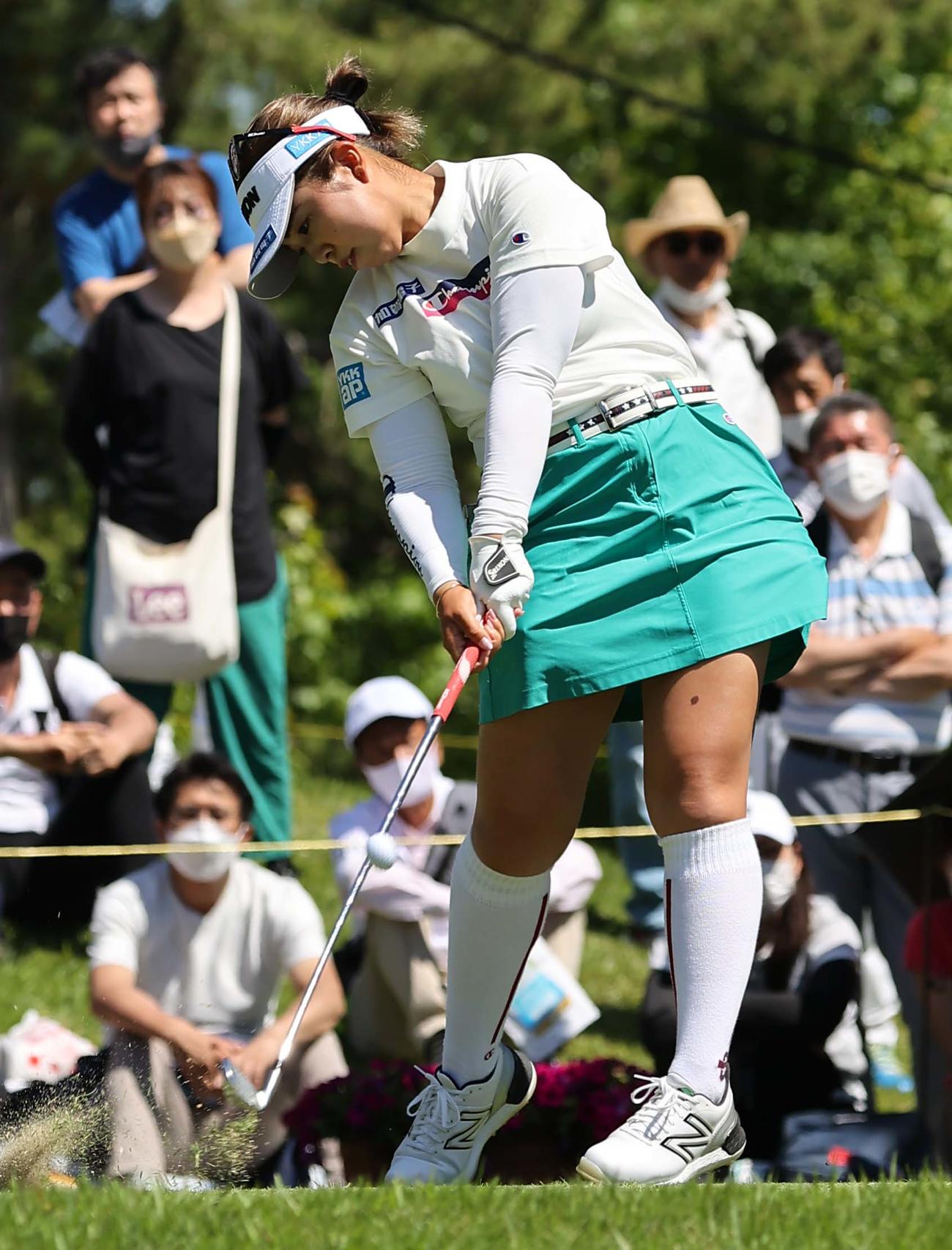 16番、ティーショットを放つ山下（撮影・上田博志）
