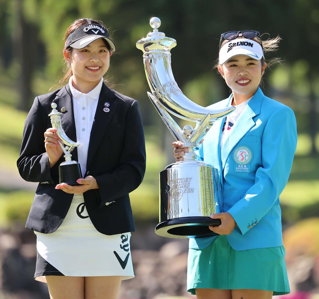 優勝トロフィーを手に笑顔を見せる山下（右）とベストアマの吉田（撮影・上田博志）