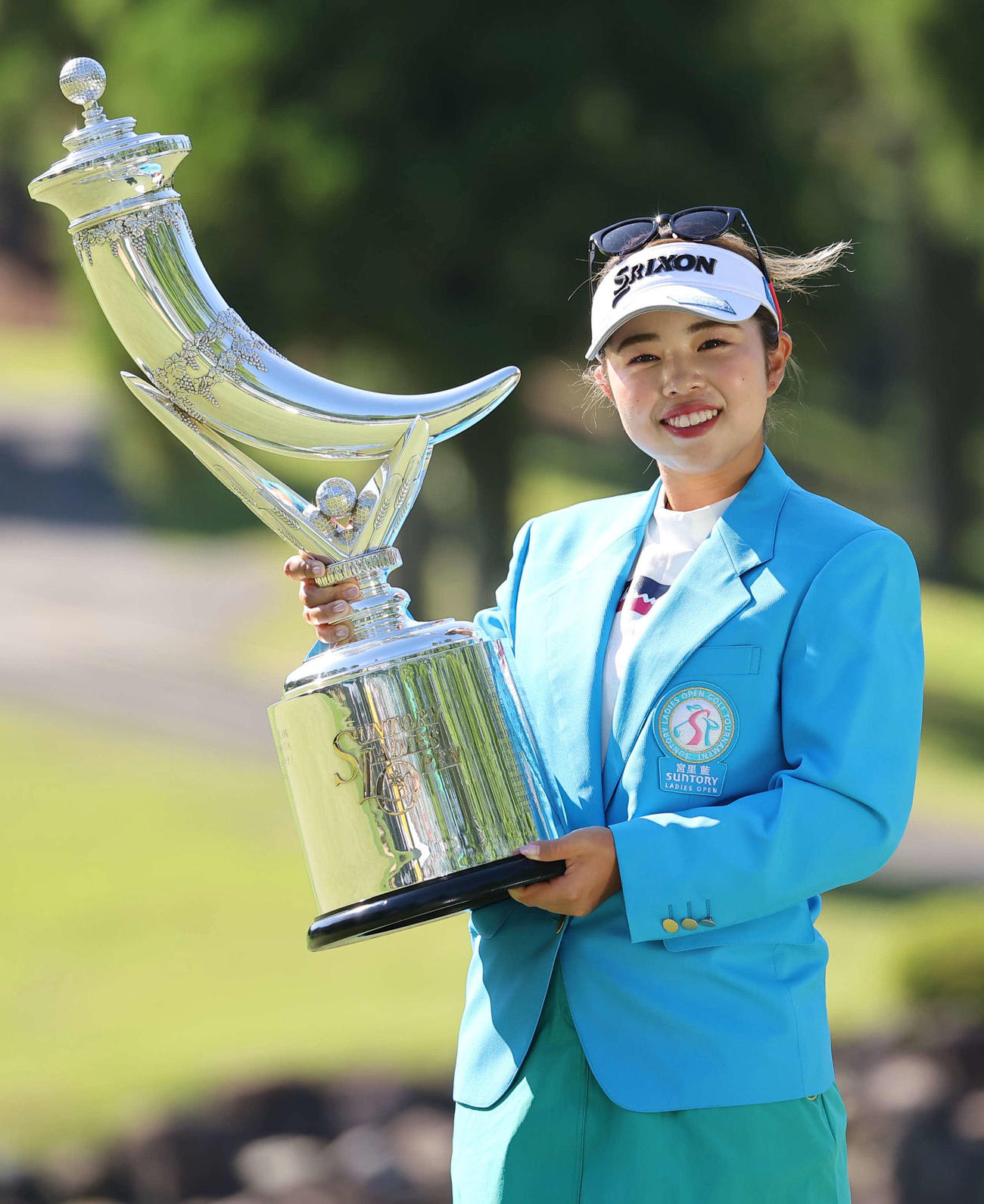 優勝トロフィーを手に笑顔を見せる山下（撮影・上田博志）