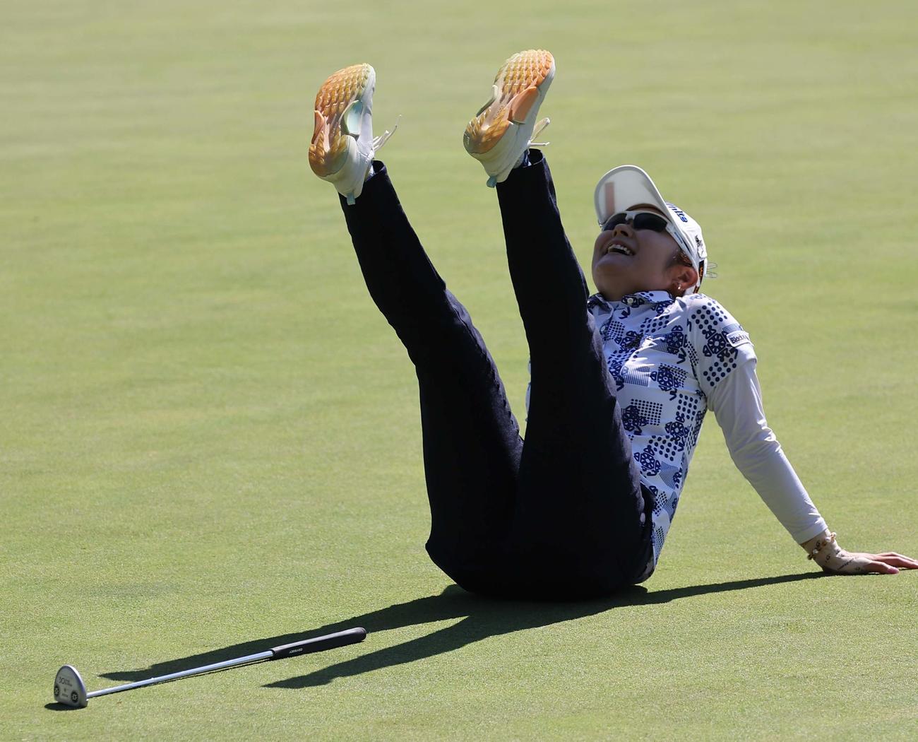 18番、優勝を逃した藤田はグリーン上にひっくり返る（撮影・上田博志）