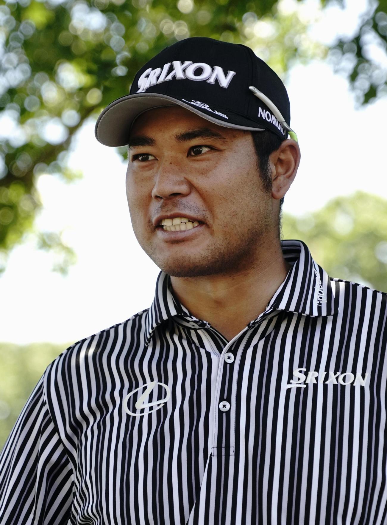 練習を終え、記者の質問に答える松山英樹（共同）