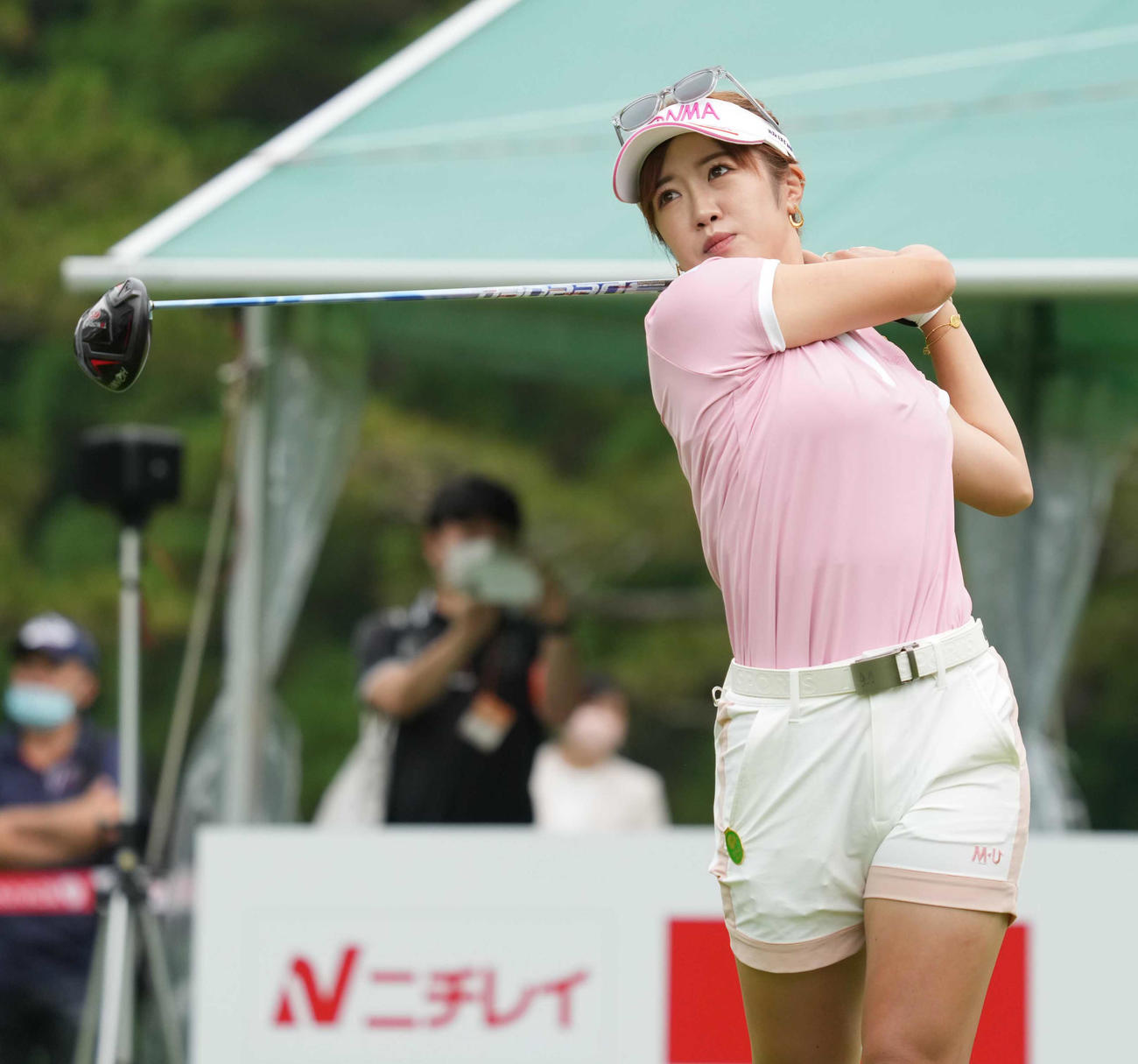 1番、ティーショットを放つ林（撮影・小沢裕）