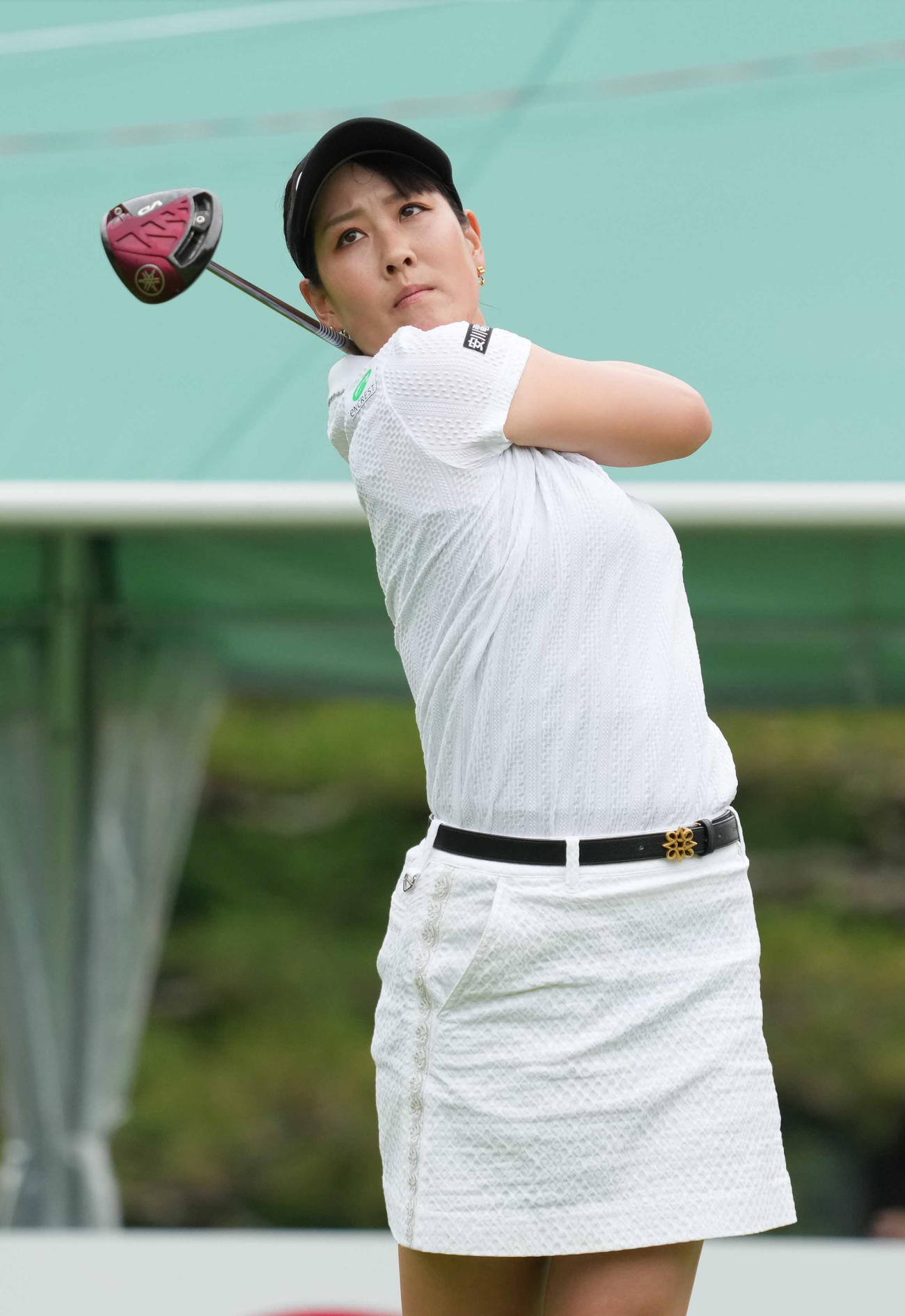 1番、ティーショットを放つ福田（撮影・小沢裕）