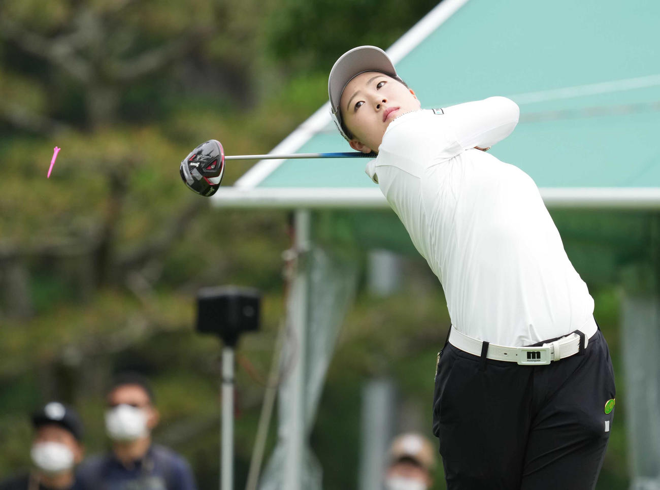 1番、ティーショットを放つ竹田（撮影・小沢裕）