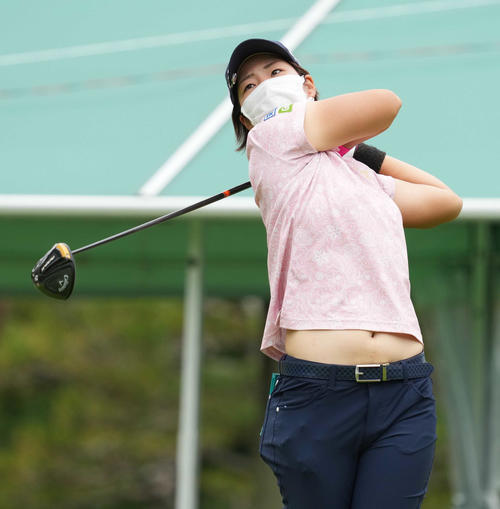 1番、ティーショットを放つ穴井（撮影・小沢裕）