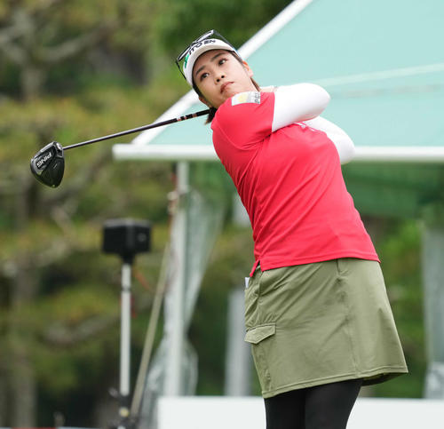 1番、ティーショットを放つ浜田（撮影・小沢裕）