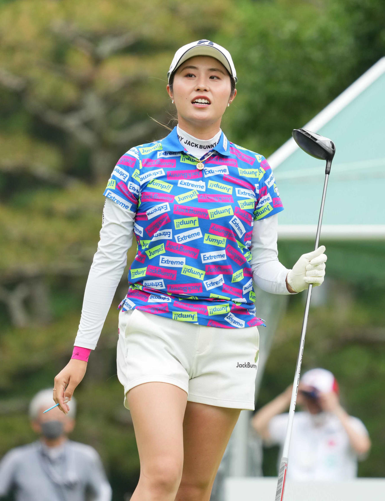 1番、ティーショットを放ち打球を見つめる大里（撮影・小沢裕）