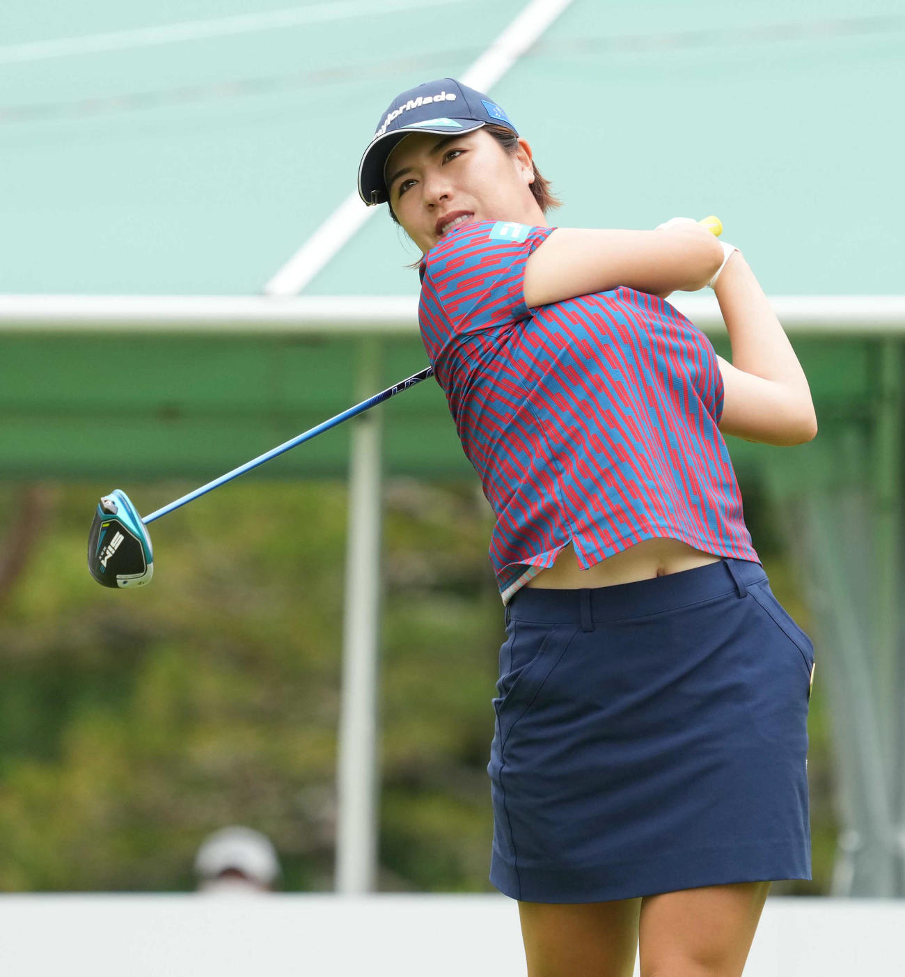 1番、ティーショットを放つ岡山（撮影・小沢裕）