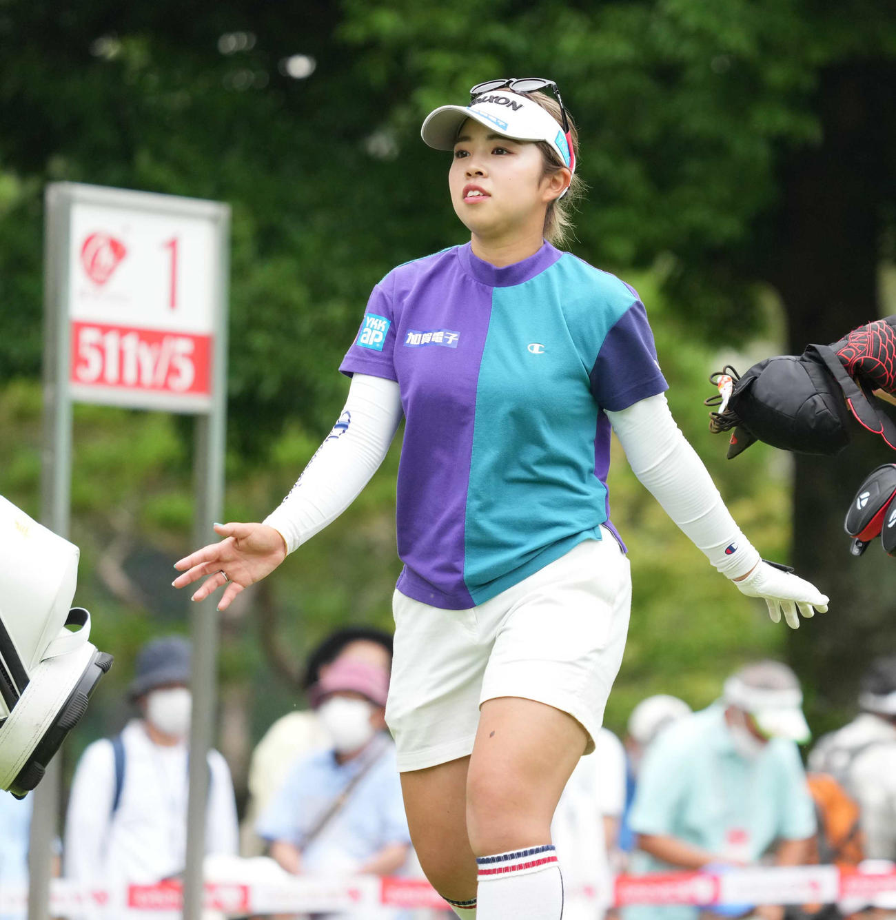 1番、ティーショットを終え歩き出す山下（撮影・小沢裕）