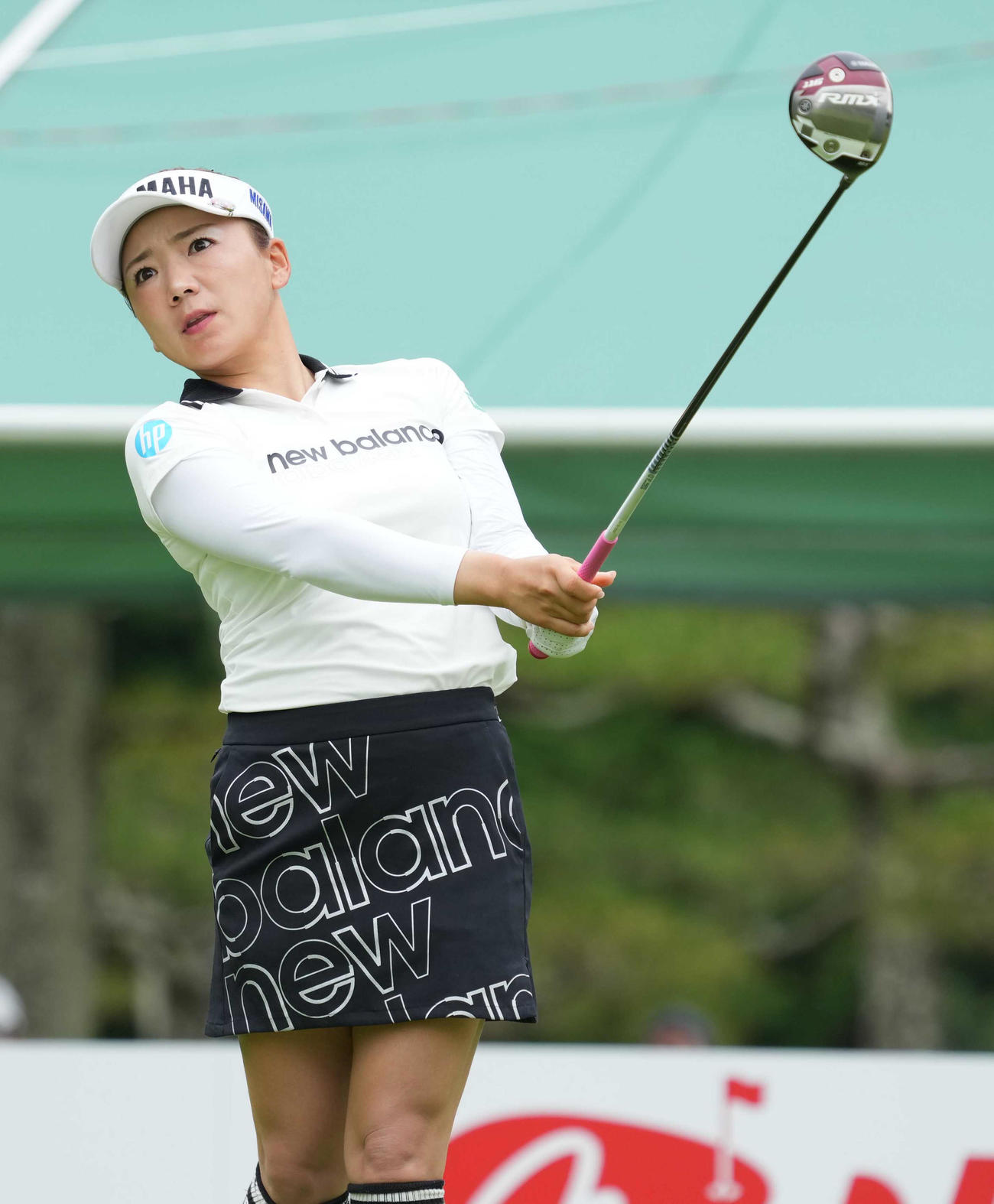 1番、ティーショットを放ち打球を見つめる有村（撮影・小沢裕）
