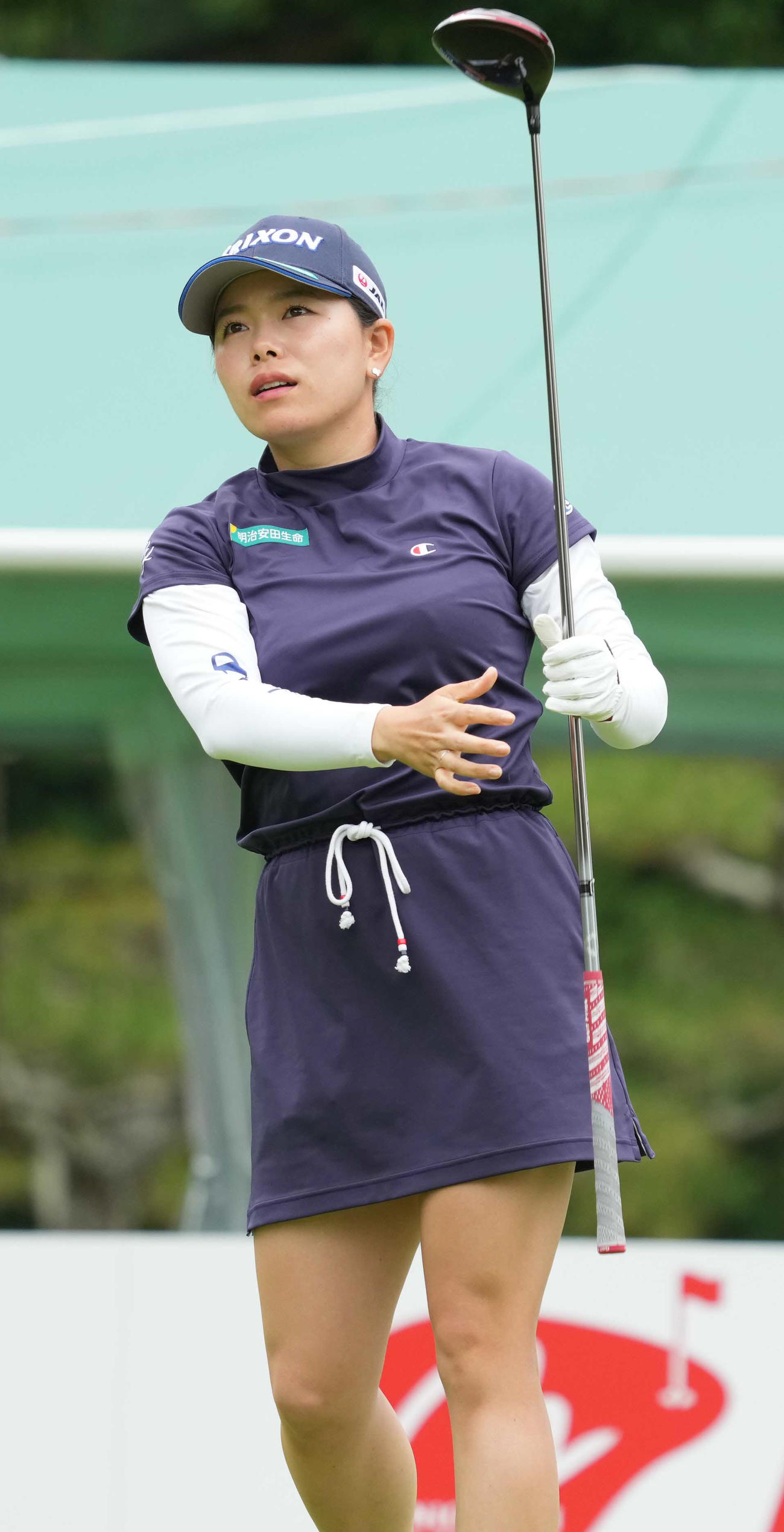 1番、ティーショットを放ち打球を見つめる勝（撮影・小沢裕）