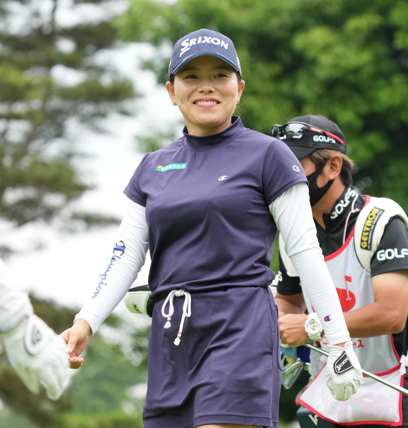 1番、ティーショットを放ちギャラリーに笑顔を見せる勝（撮影・小沢裕）